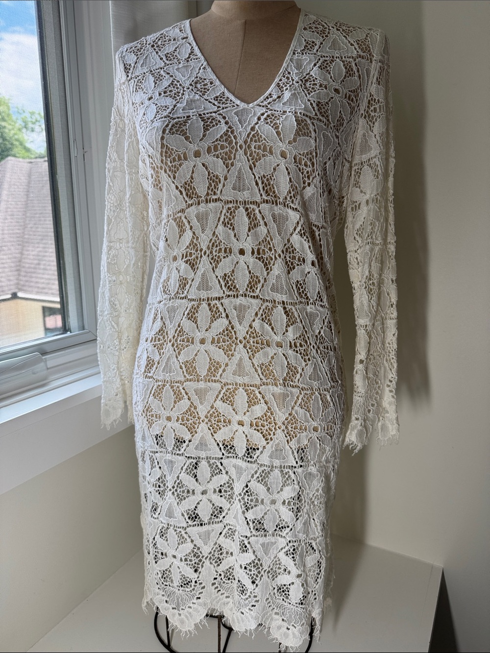 Frame sheer white lace v-neck long sleeved dress. S.